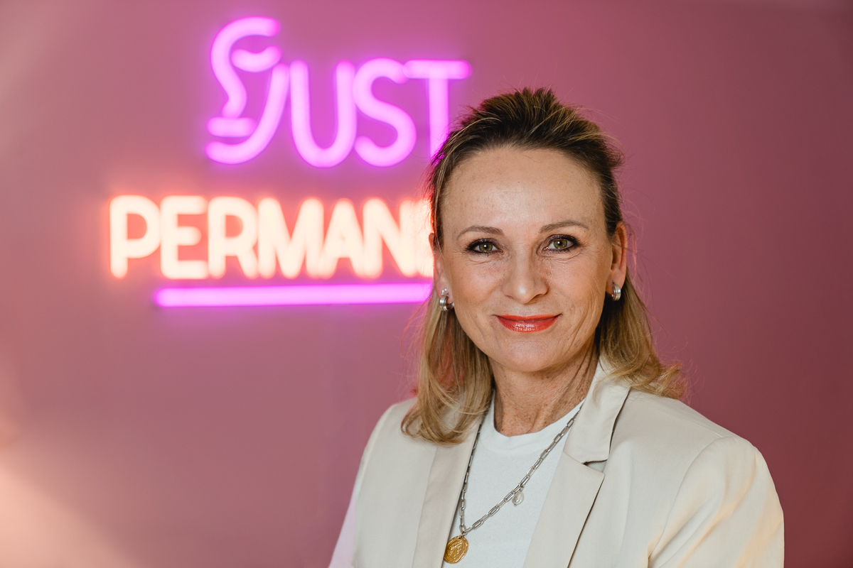 Michaela Just in ihrem Studio für hochwertiges Permanent Make-Up.