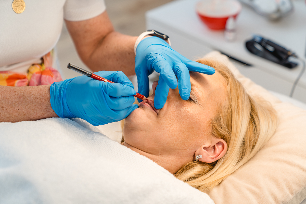 Permanent, Make-Up, Michaela Just, Ahden, PMU Lippen, Lippenstifteffekt, Lidstrich Nachbehandlung, Auffrischung, jünger aussehen, bleibende Schminke Michaela Just bei einer Behandlung in ihrem Studio für Permanent Make-Up.