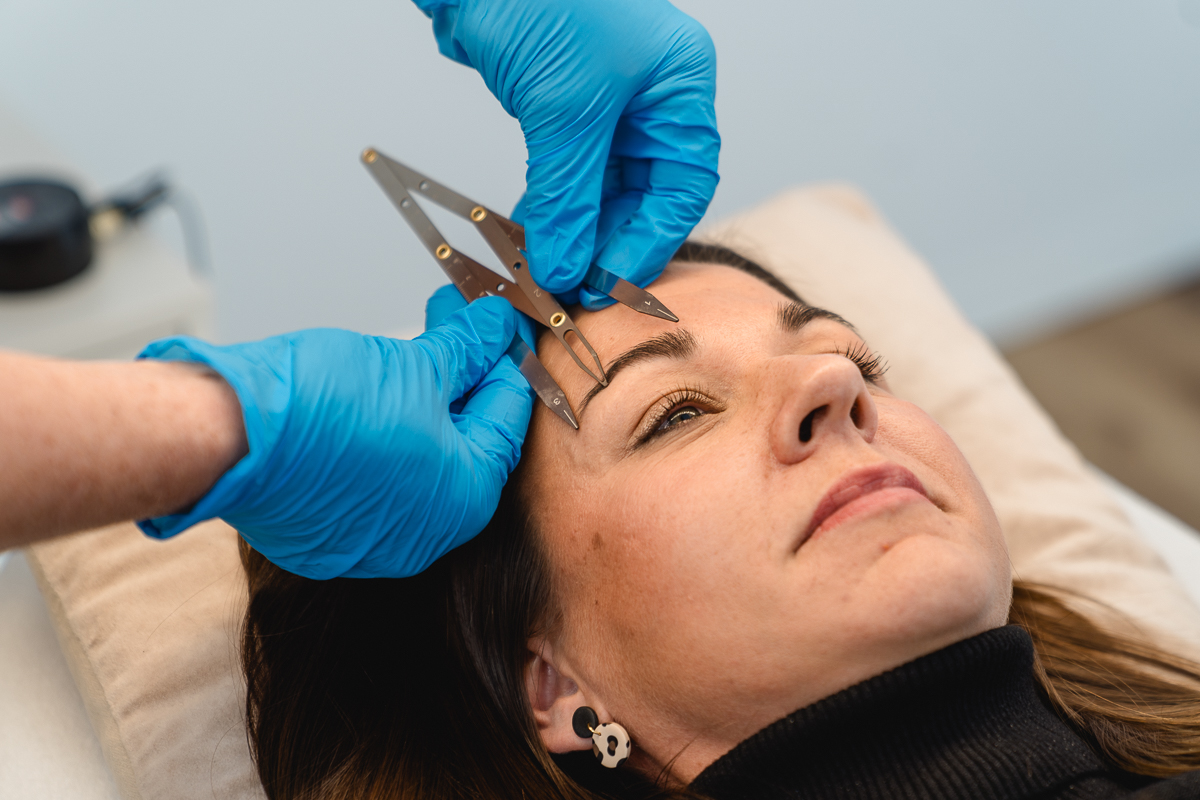 Permanent, Make-Up, Michaela Just, Ahden, PMU Lippen, Lippenstifteffekt, Lidstrich Nachbehandlung, Auffrischung, jünger aussehen, bleibende Schminke Michaela Just bei einer Behandlung in ihrem Studio für Permanent Make-Up.